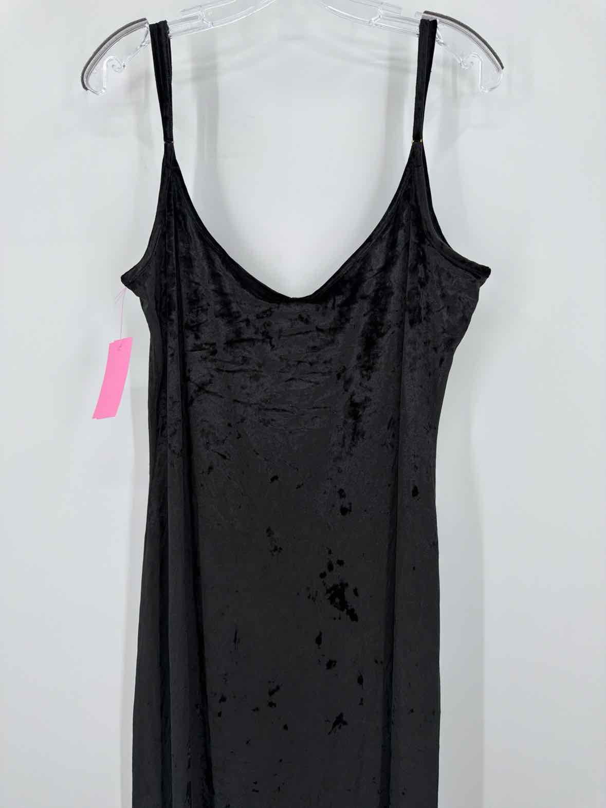 Pre-Owned SukiSo Black Size 1X Velvet Long Sleeveless Dress | True Fashionistas.