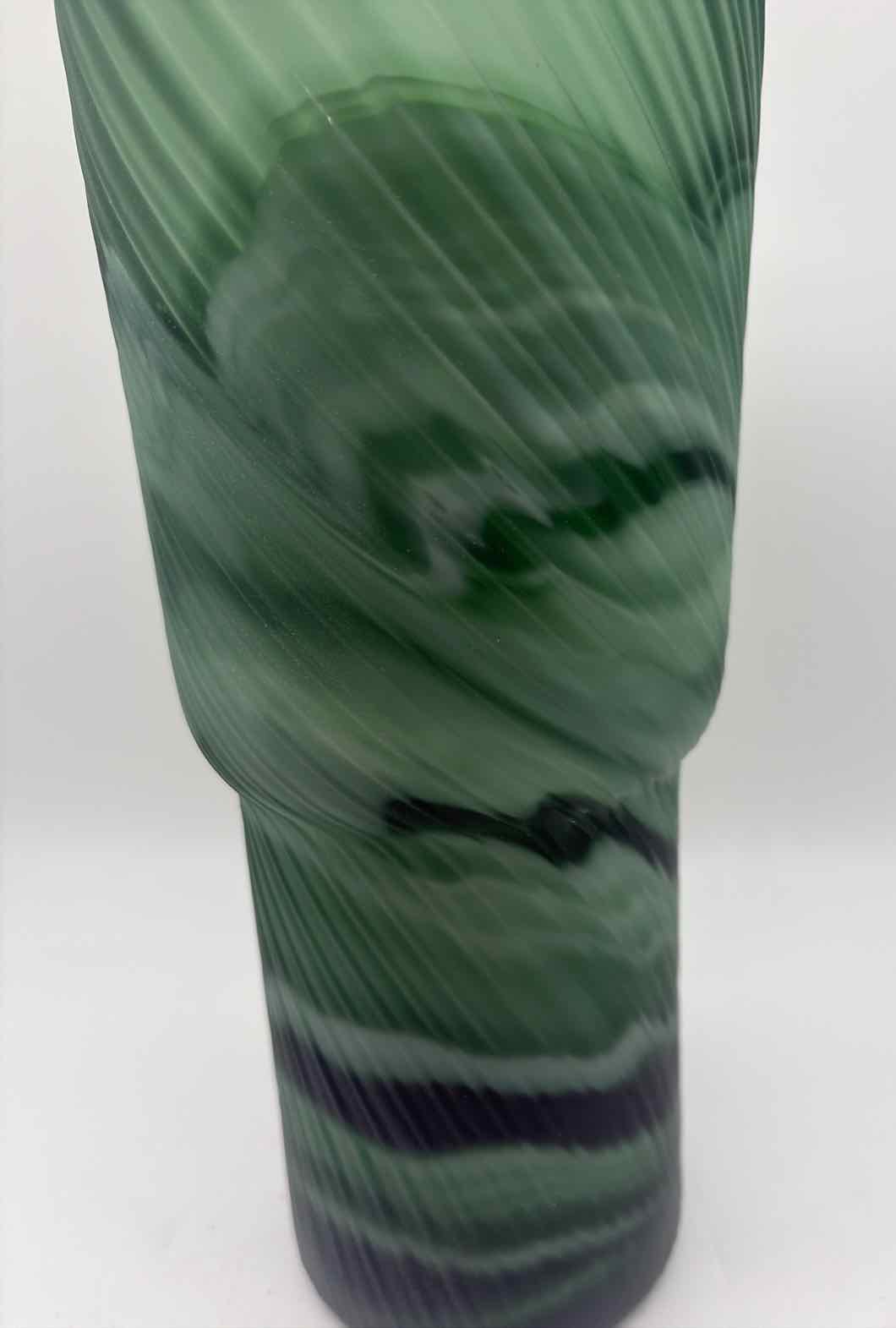 Green Swirl Vase | True Fashionistas.