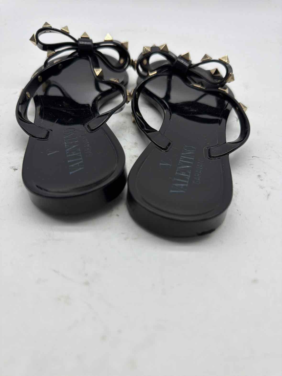 Pre-Owned Valentino Black Size 37 Jelly Thong Sandals | True Fashionistas.