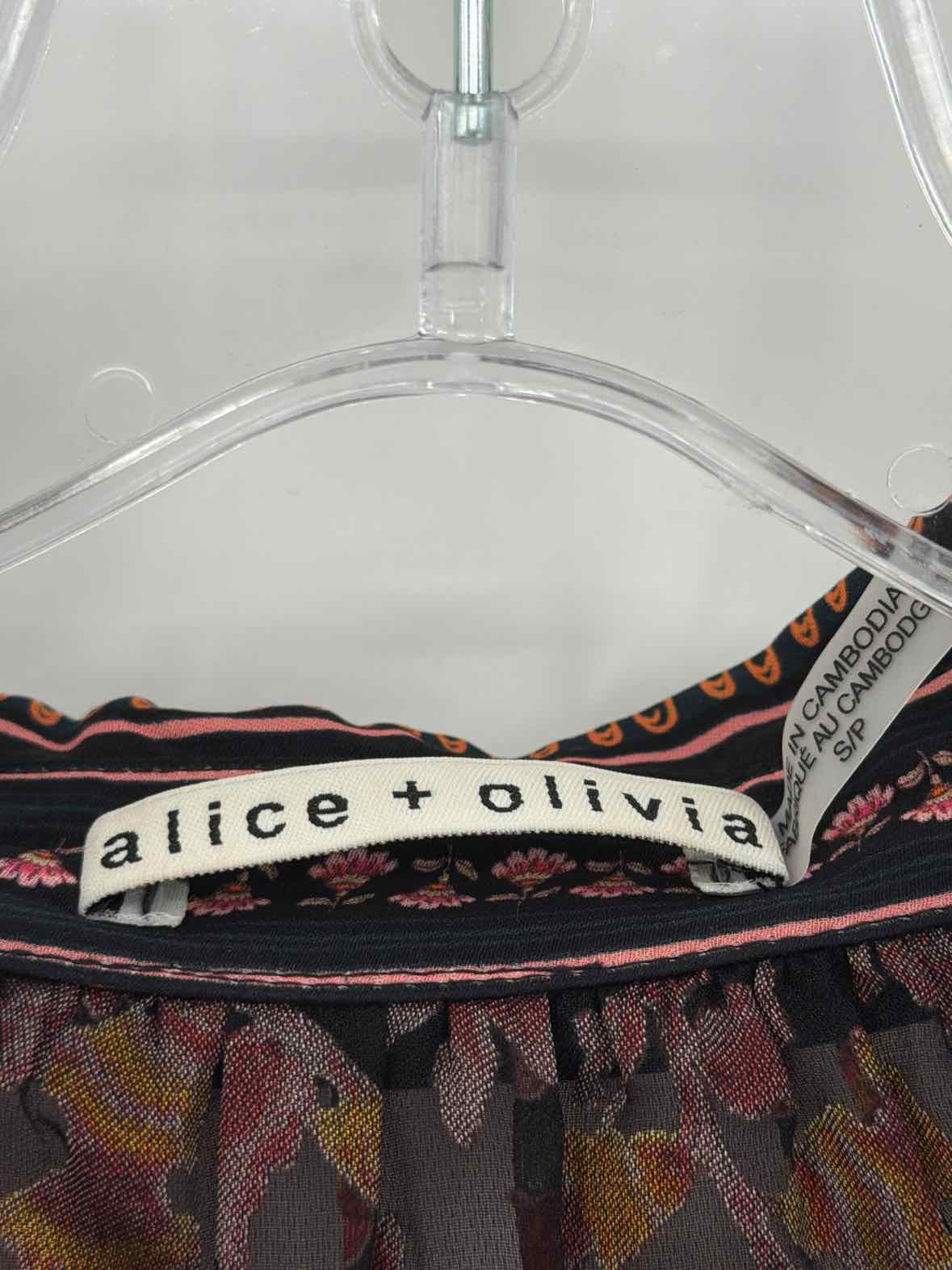 Pre-Owned Alice + Olivia Black Size Small Blouse | True Fashionistas.