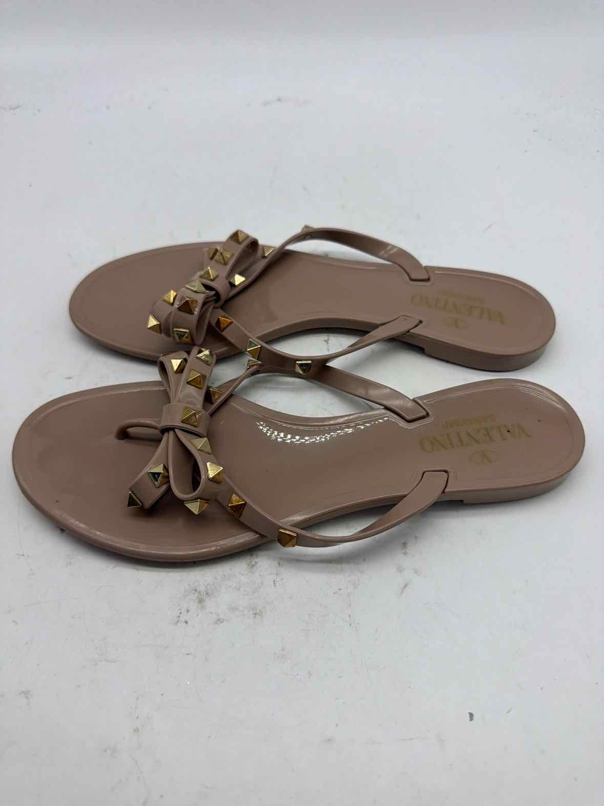 Pre-Owned Valentino Tan Size 10 Jelly Thong Sandals | True Fashionistas.