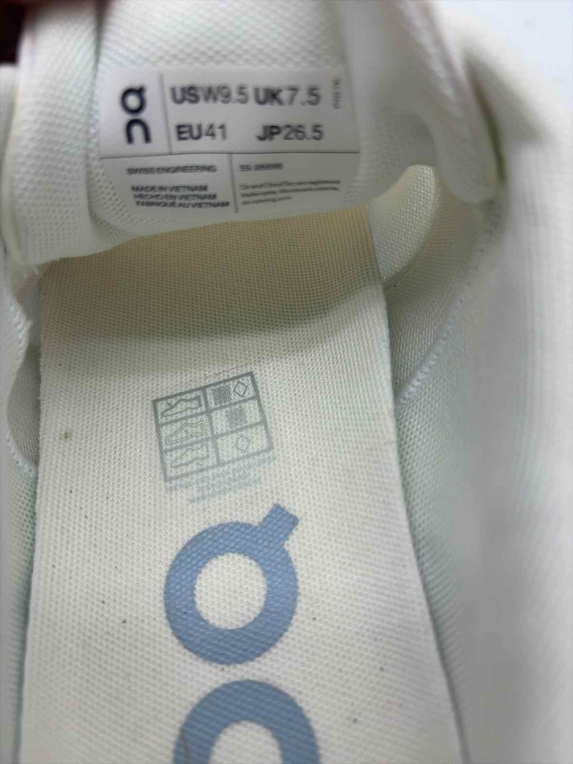 Pre-Owned On Cloud White Size 9.5 Sneaker Athletic Shoes | True Fashionistas.