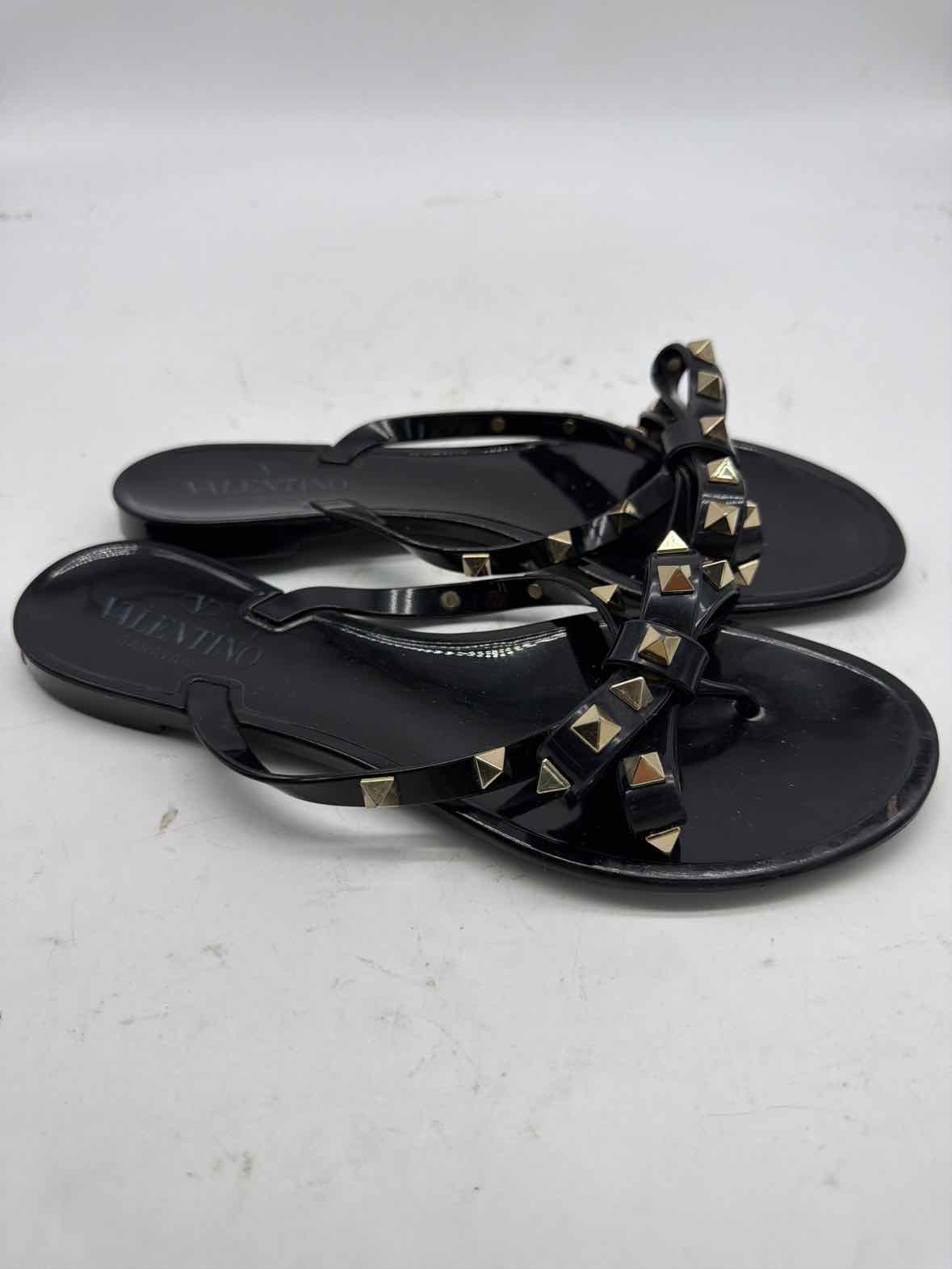 Pre-Owned Valentino Black Size 37 Jelly Thong Sandals | True Fashionistas.