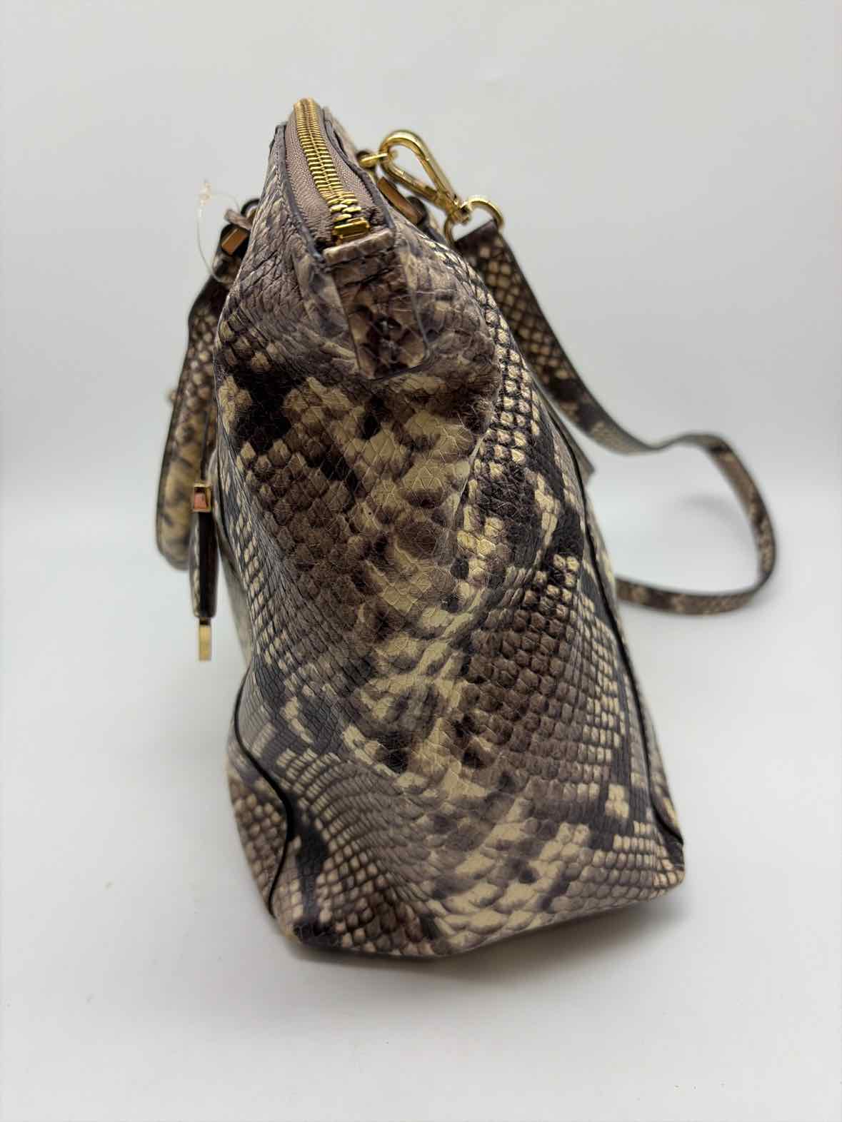 Pre-Owned MICHAEL Michael Kors Grey Crossbody Crossbody | True Fashionistas.