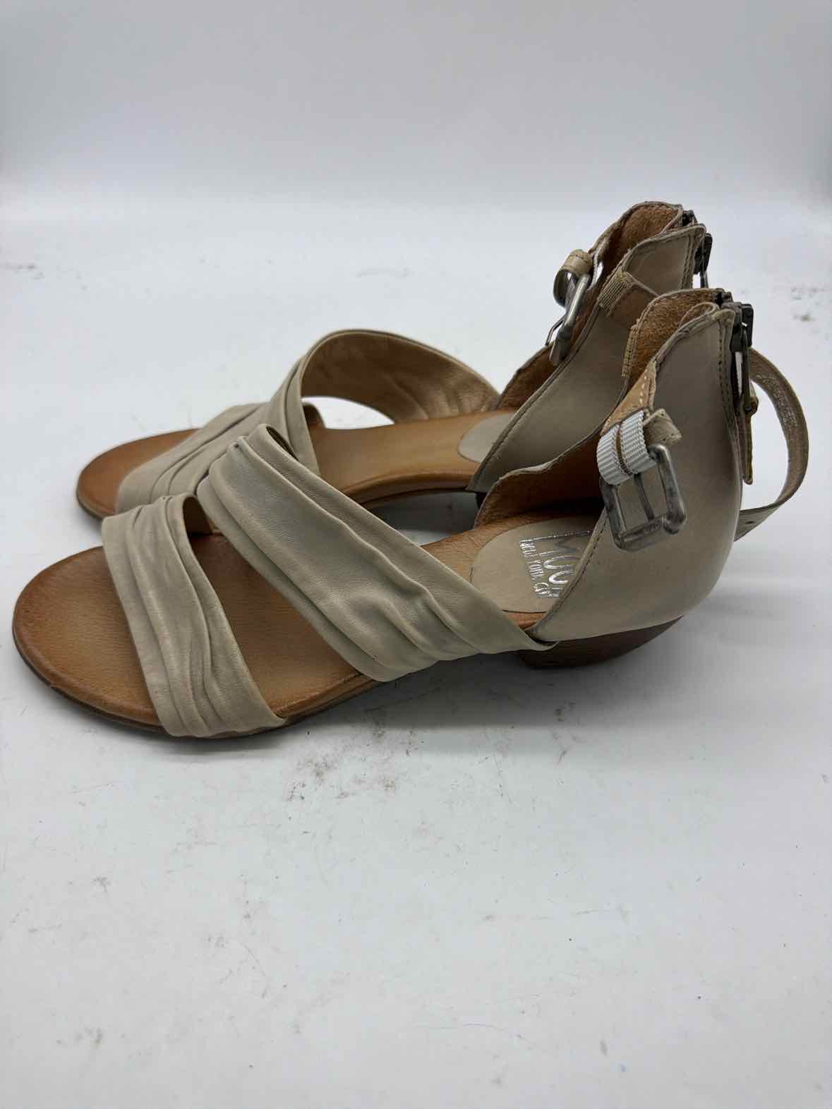 Pre-Owned Miz Mooz Tan Size 9 Strappy Sandals | True Fashionistas.