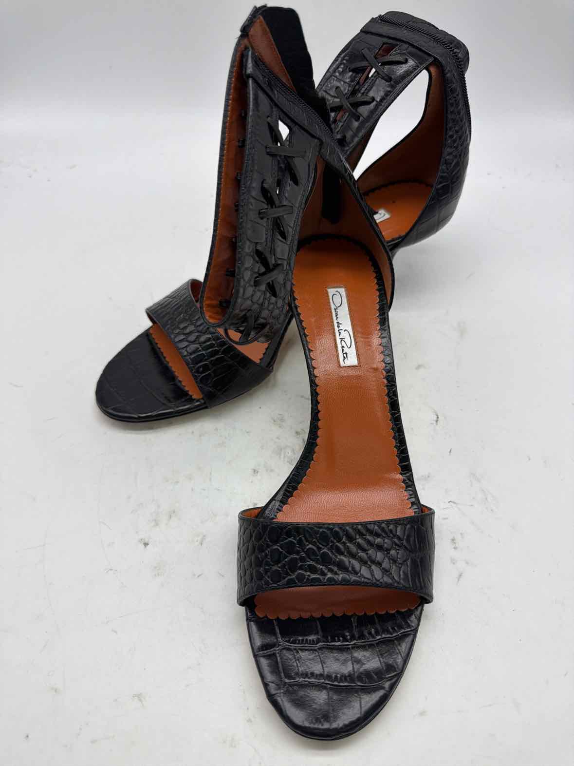 Pre-Owned Oscar de la Renta Black Size 11 Ankle Strap Heels | True Fashionistas.