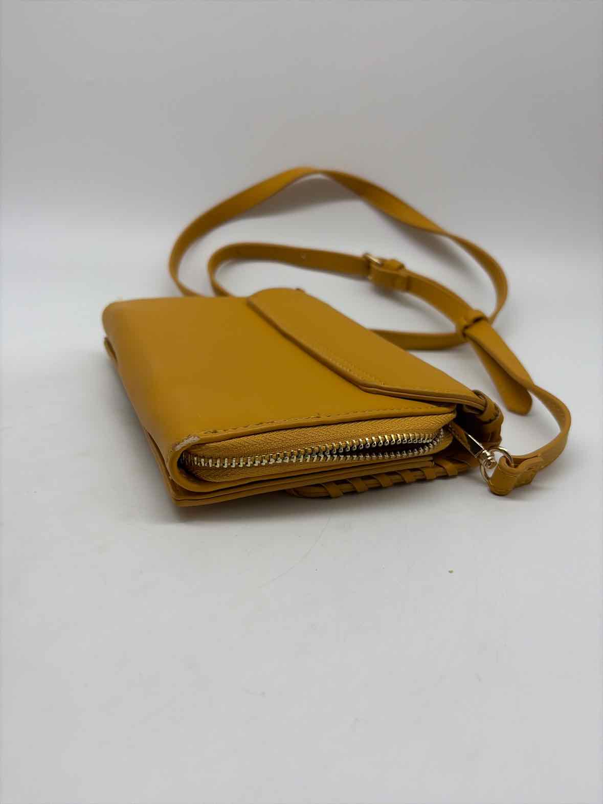 Pre-Owned Moda Luxe Yellow Crossbody Crossbody | True Fashionistas.