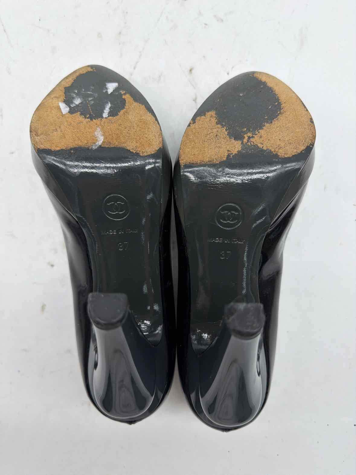 Pre-Owned Chanel Black Size 7 Patent Leather Pump Heels | True Fashionistas.