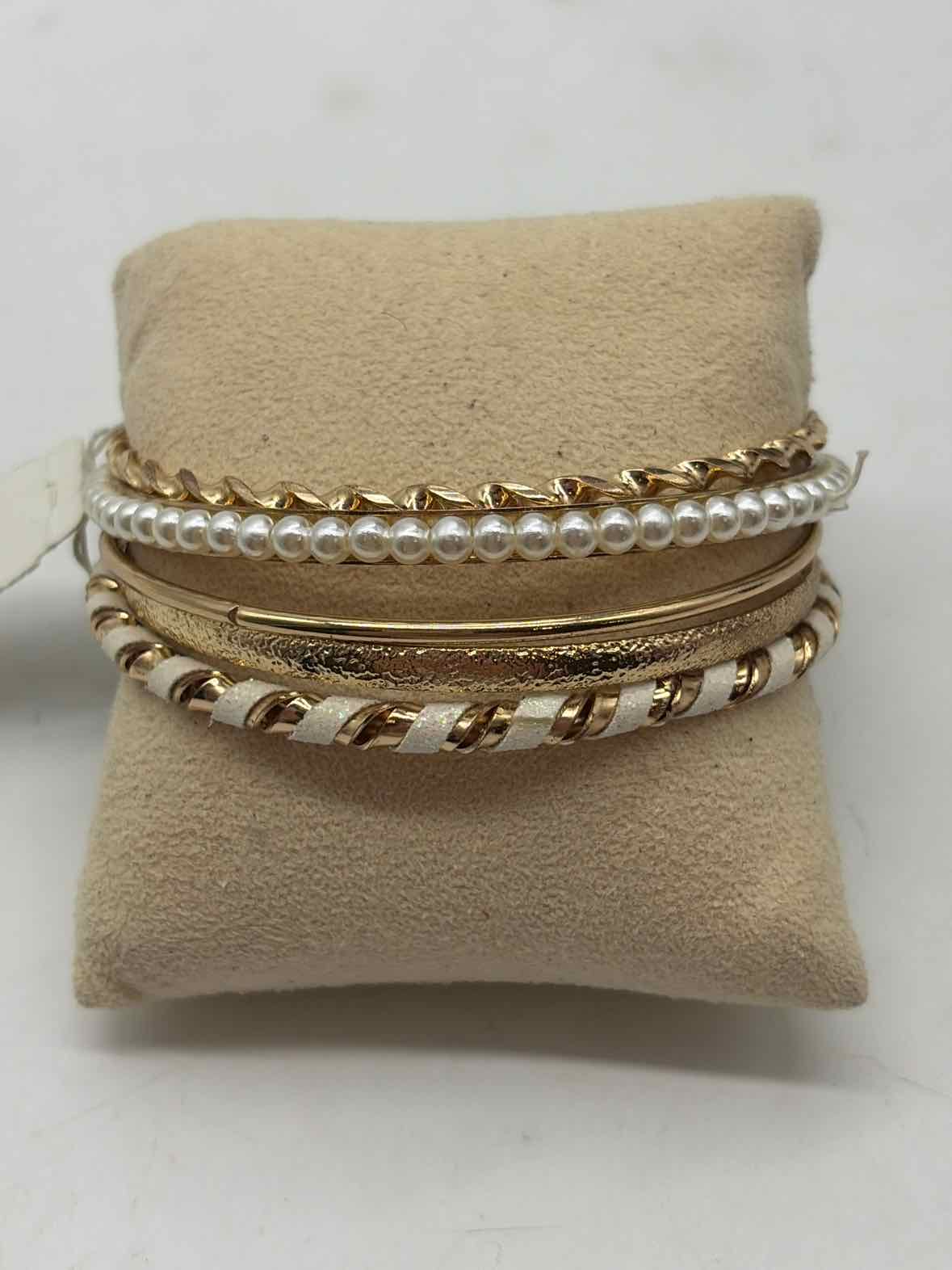 Pre-Owned New York & Co Gold and White Set of 5 Bangle Bracelet | True Fashionistas.