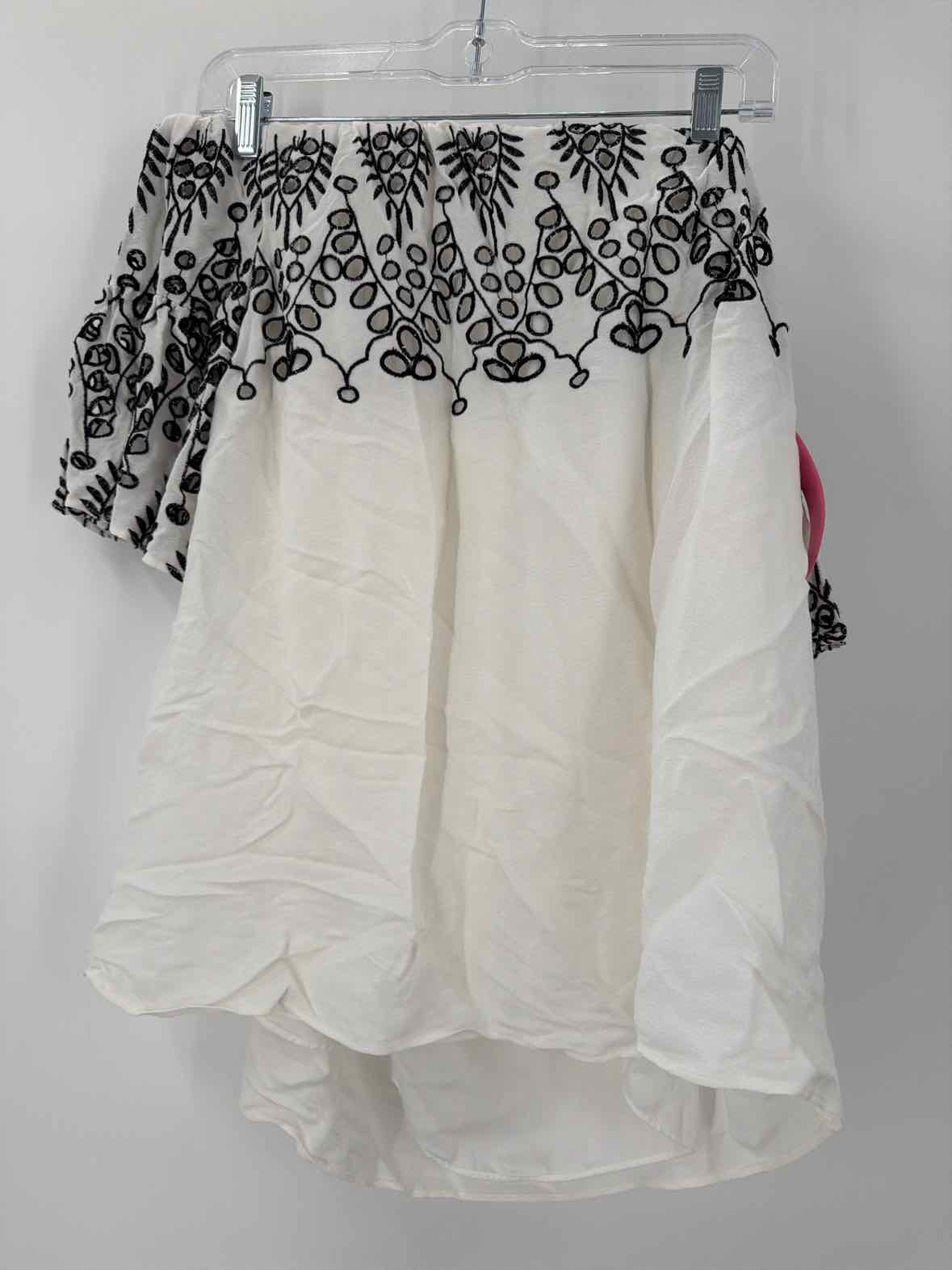 Pre-Owned Gibson & Latimer White Size Small Off Shoulder Blouse | True Fashionistas.