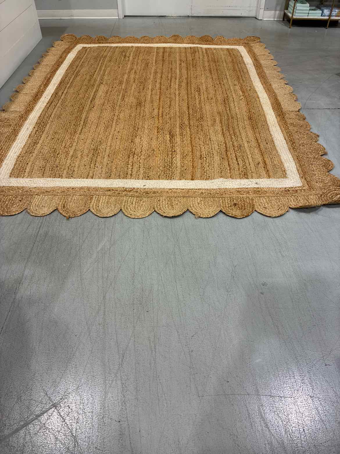 Natural Jute Scalloped Edge Contemporary Rug | True Fashionistas.