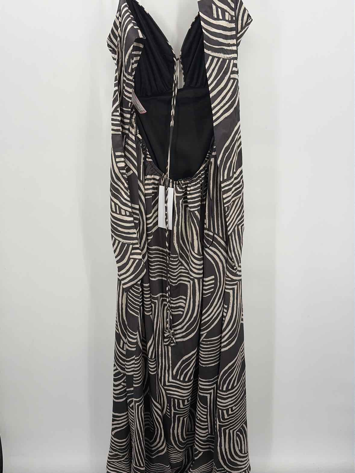 Pre-Owned Aakaa Grey Size Large Maxi Sleeveless Dress | True Fashionistas.
