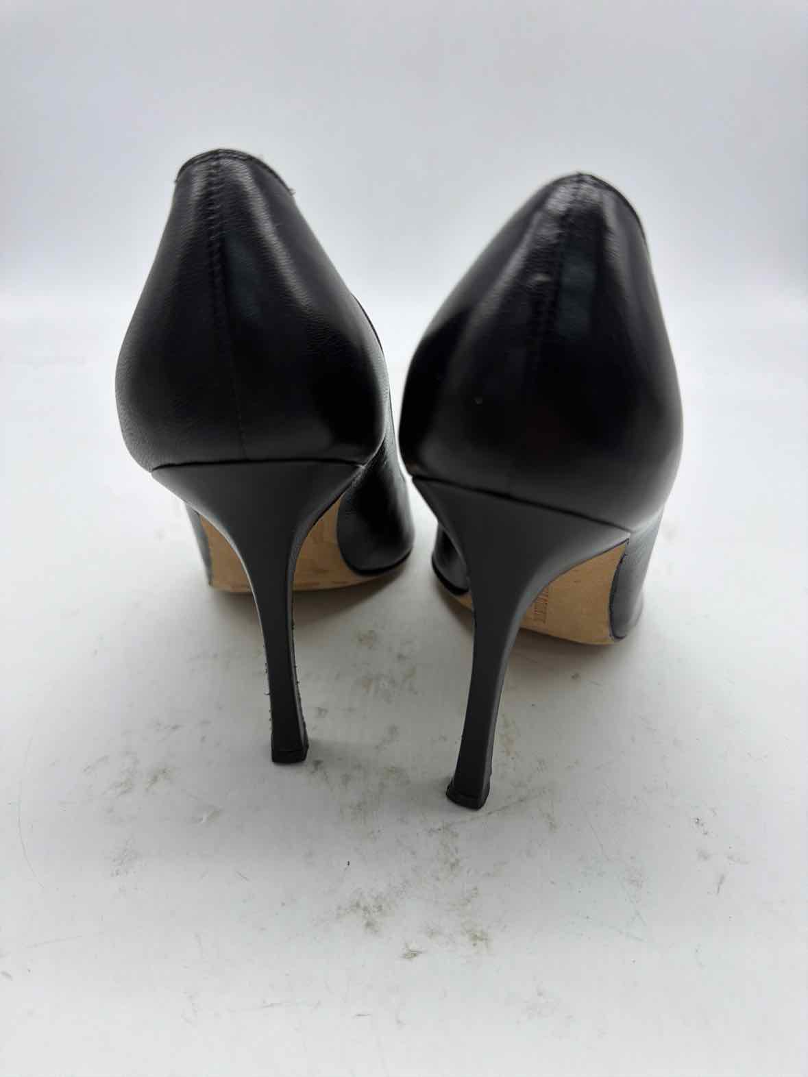 Pre-Owned Manolo Blahnik Black Size 35 Pump Heels | True Fashionistas.