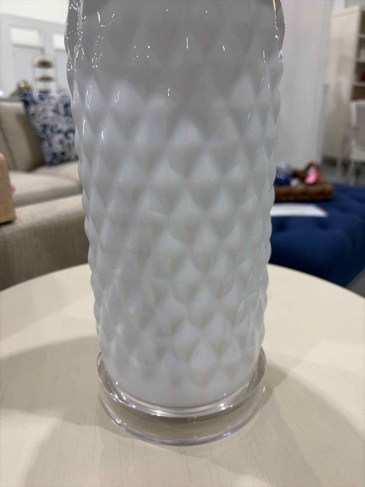 White Ceramic Table Lamp | True Fashionistas.