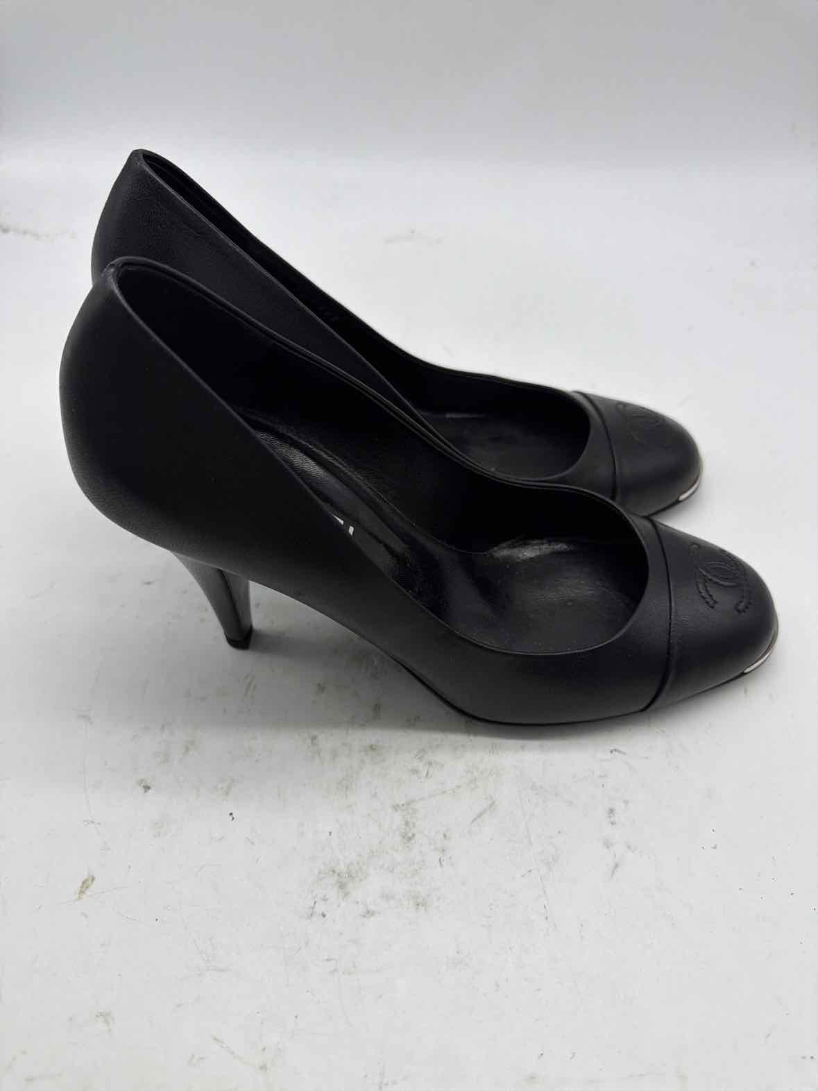 Pre-Owned Chanel Black Size 9 Leather Pump Heels | True Fashionistas.