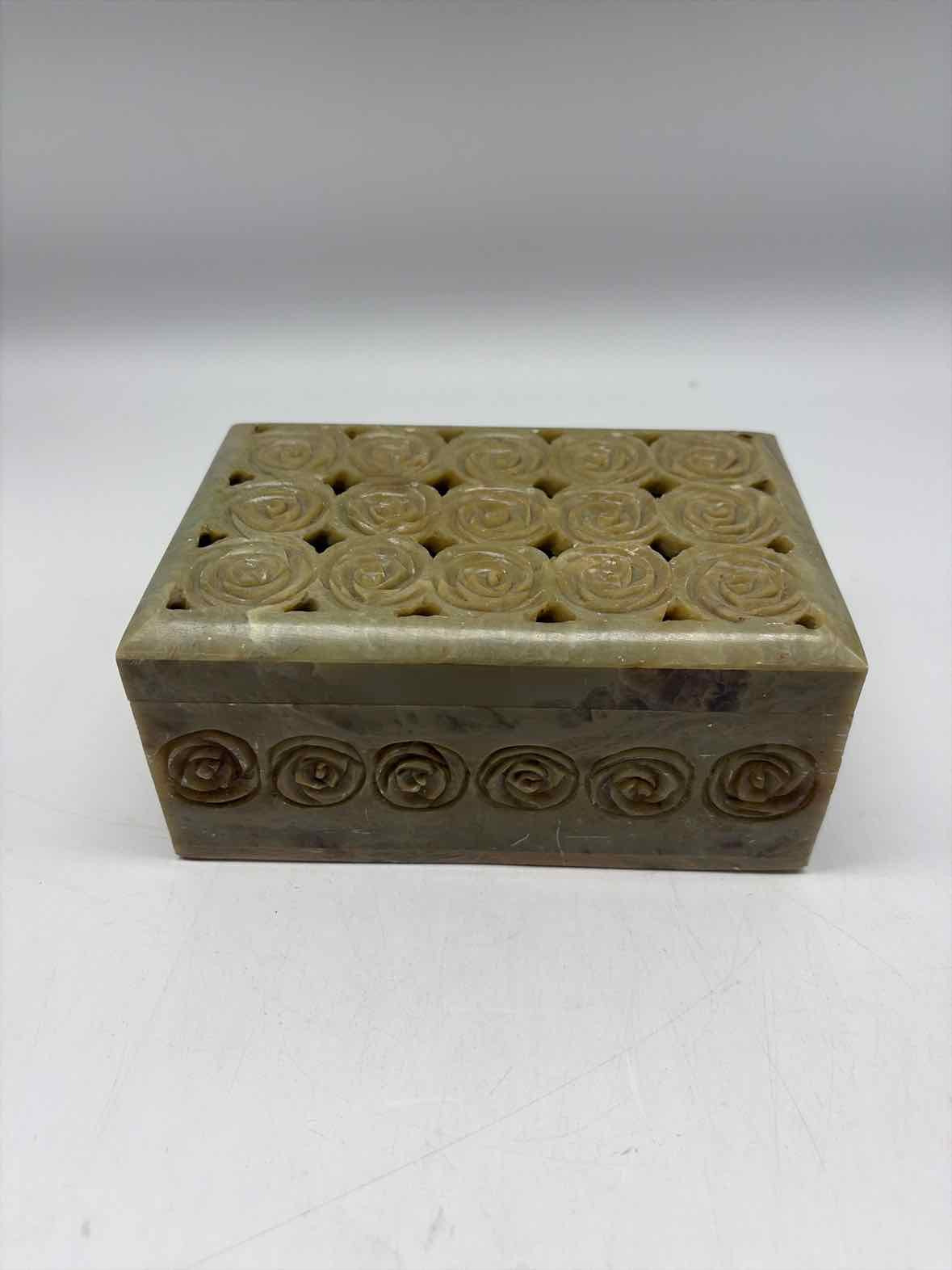 Rose Motif Green Box | True Fashionistas.