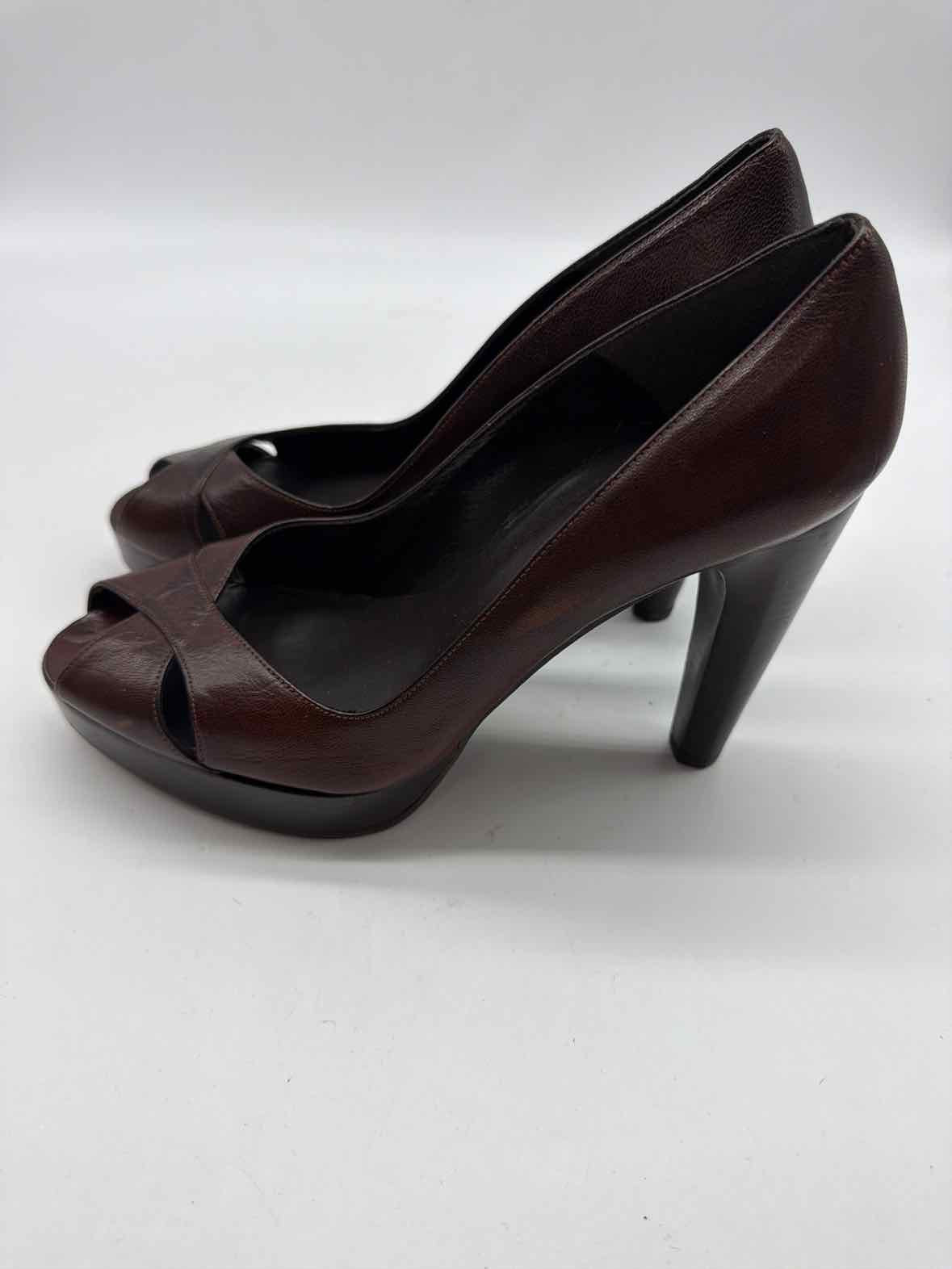 Pre-Owned Stuart Weitzman Brown Size 7.5 Peep Toe Heels | True Fashionistas.