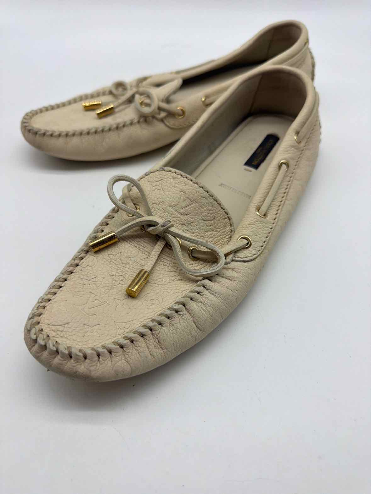 Pre-Owned Louis Vuitton Ivory Size 38.5 drivers Flats | True Fashionistas.