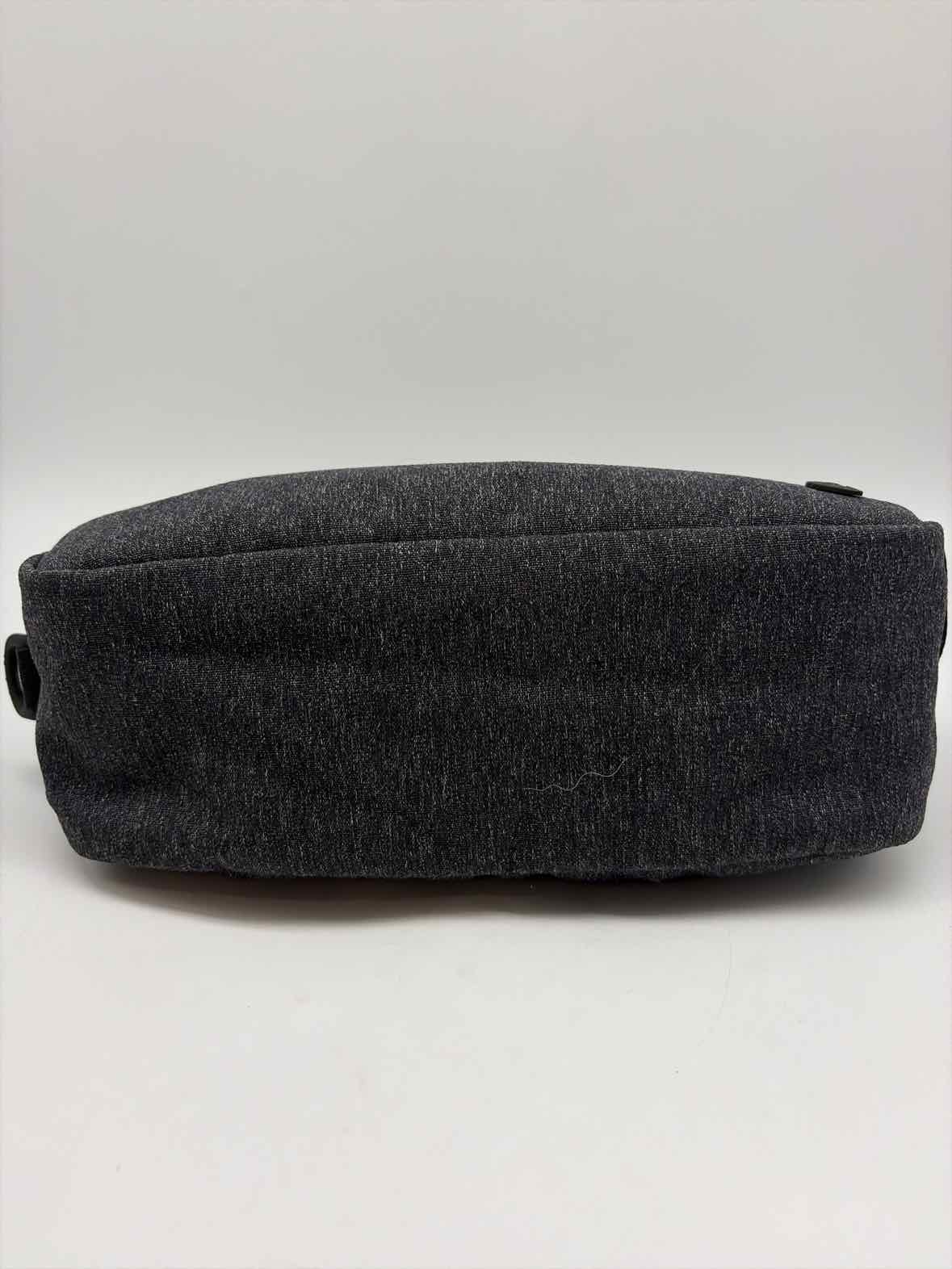 Pre-Owned Lululemon Grey Pouch Pouch | True Fashionistas.