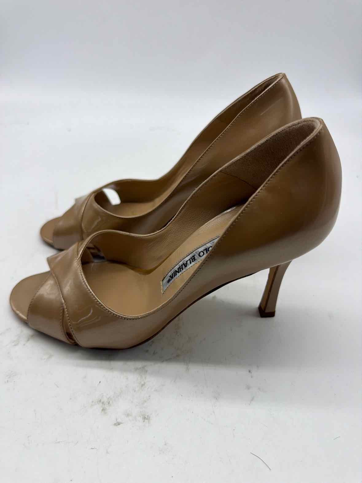 Pre-Owned Manolo Blahnik Tan Size 35 Peep Toe Heels | True Fashionistas.