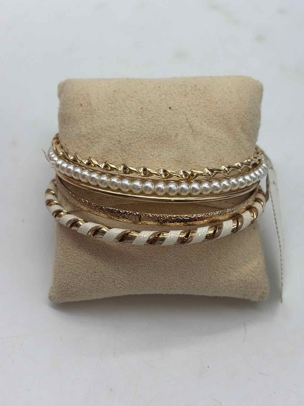 Pre-Owned New York & Co Gold and White Set of 5 Bangle Bracelet | True Fashionistas.