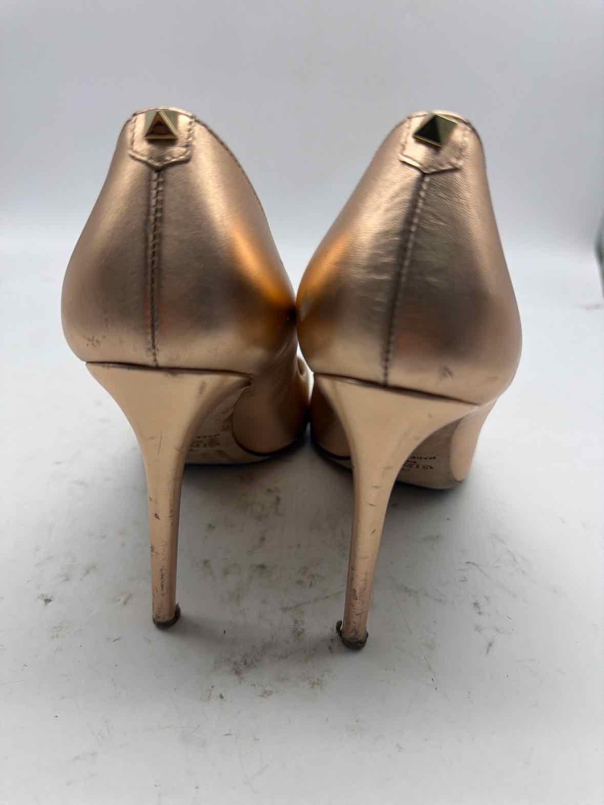 Pre-Owned Valentino Gold Size 7 Pump Heels | True Fashionistas.