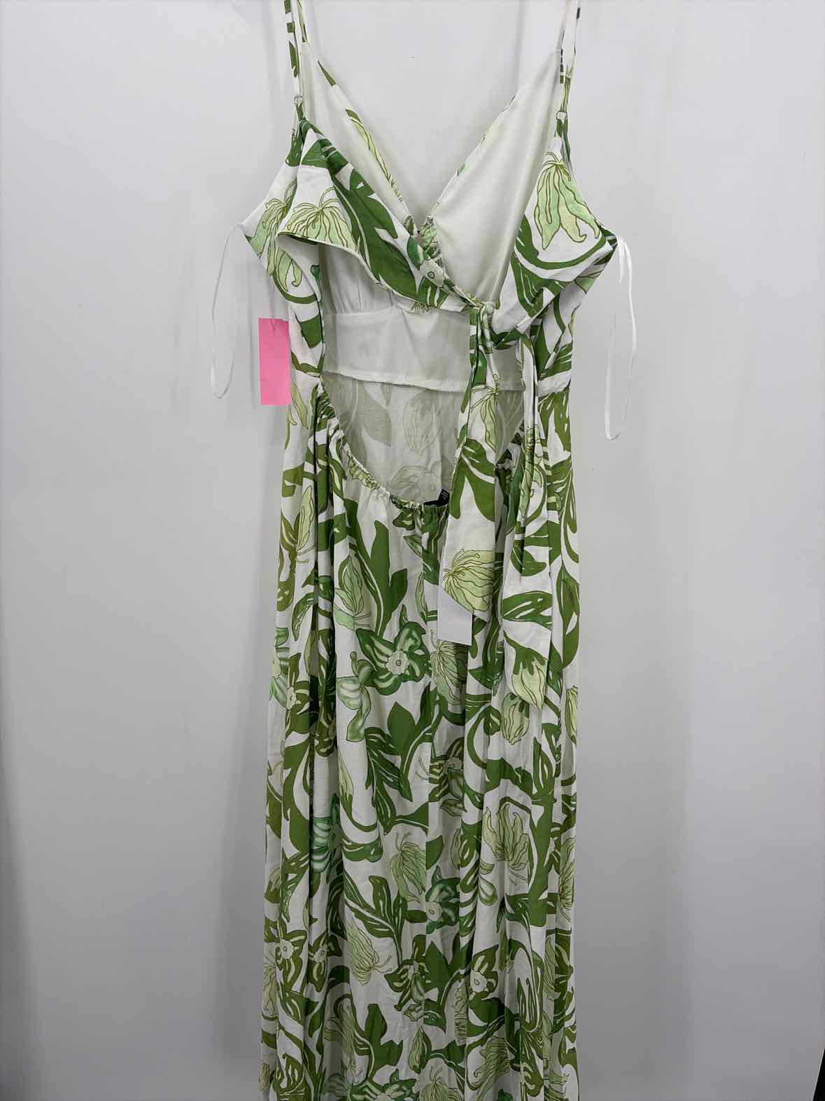 Pre-Owned Aakaa White Size Large Maxi Sleeveless Dress | True Fashionistas.