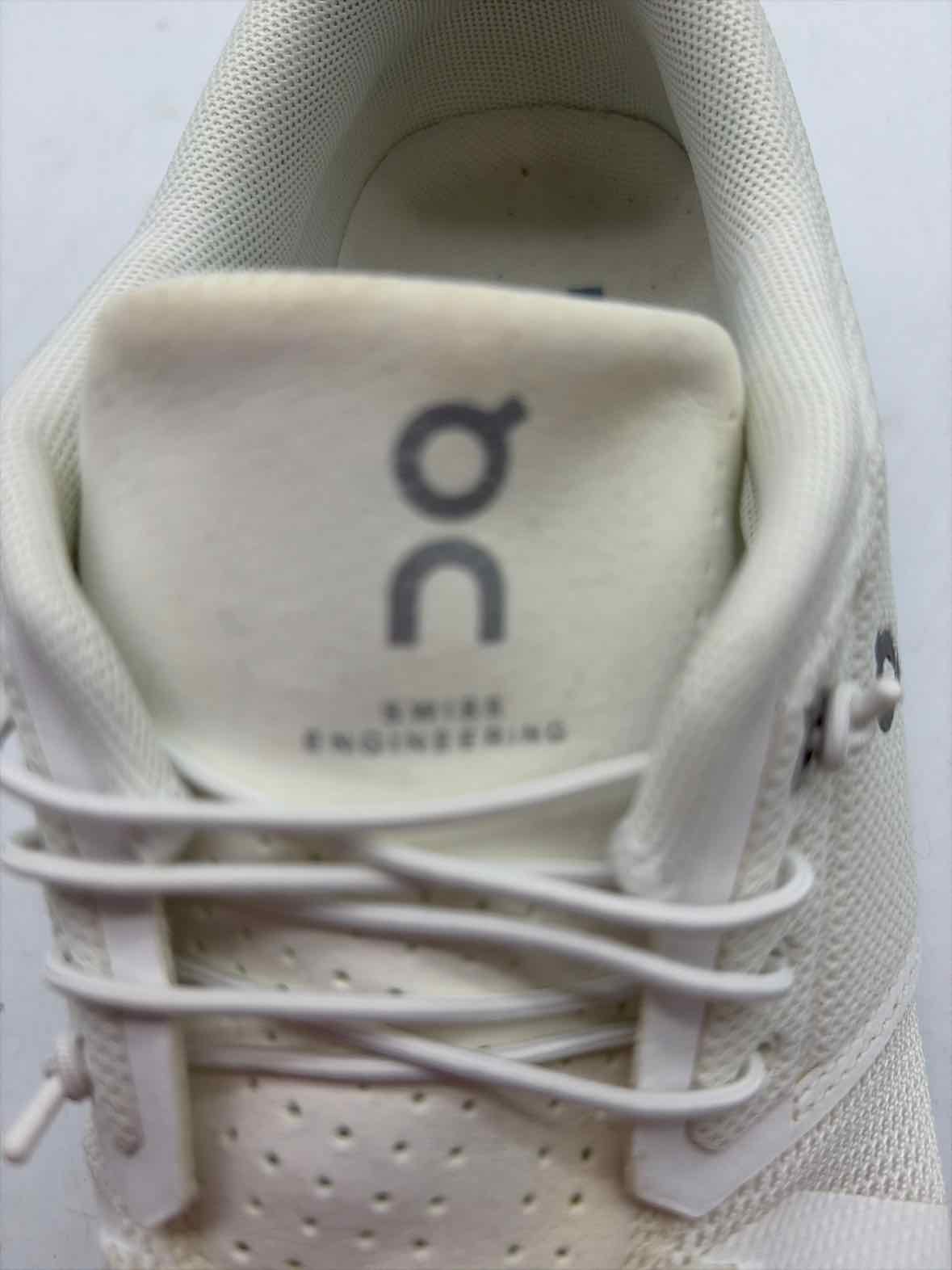 Pre-Owned On Cloud White Size 9.5 Sneaker Athletic Shoes | True Fashionistas.