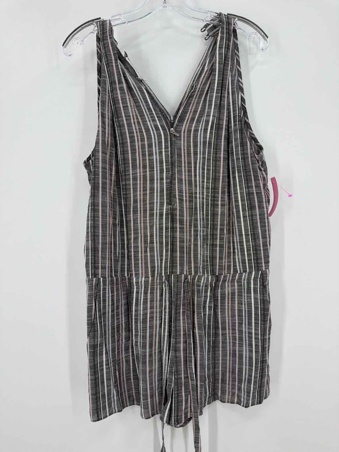 Pre-Owned Alice & Trixie Grey Size Small Sleeveless Romper | True Fashionistas.
