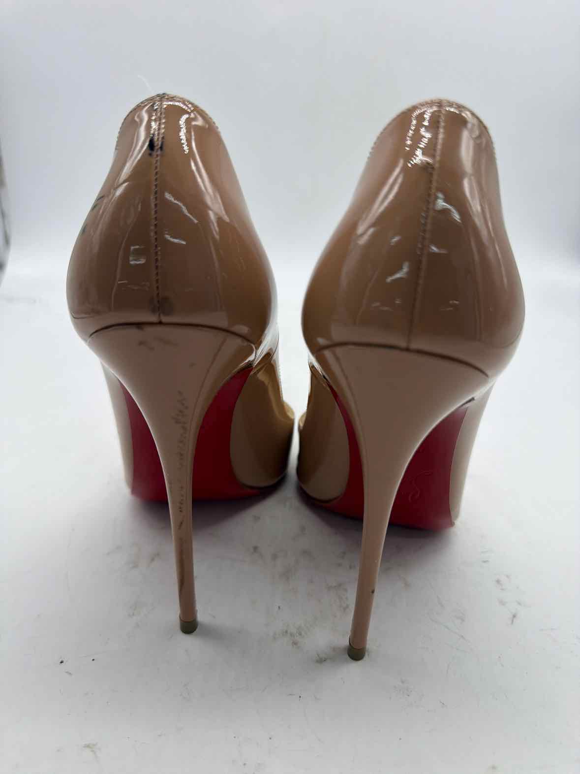 Pre-Owned Christian Louboutin Tan Size 7 Patent Leather Pump Heels | True Fashionistas.