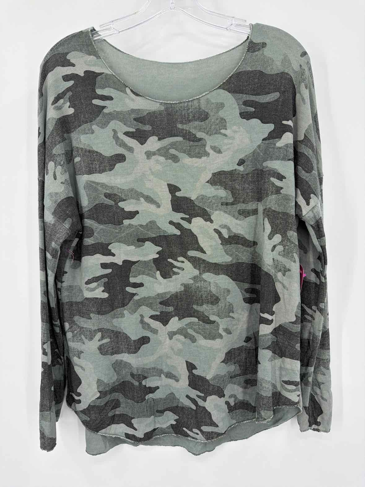 Pre-Owned Made In Italy Green Size One Size Camo Sweater | True Fashionistas.