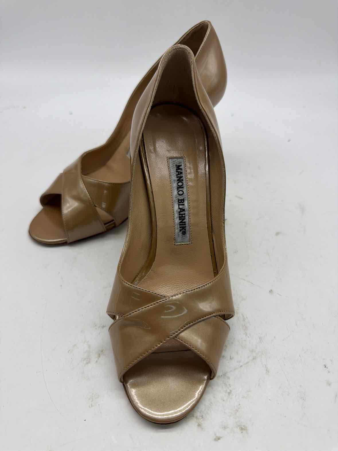 Pre-Owned Manolo Blahnik Tan Size 35 Peep Toe Heels | True Fashionistas.