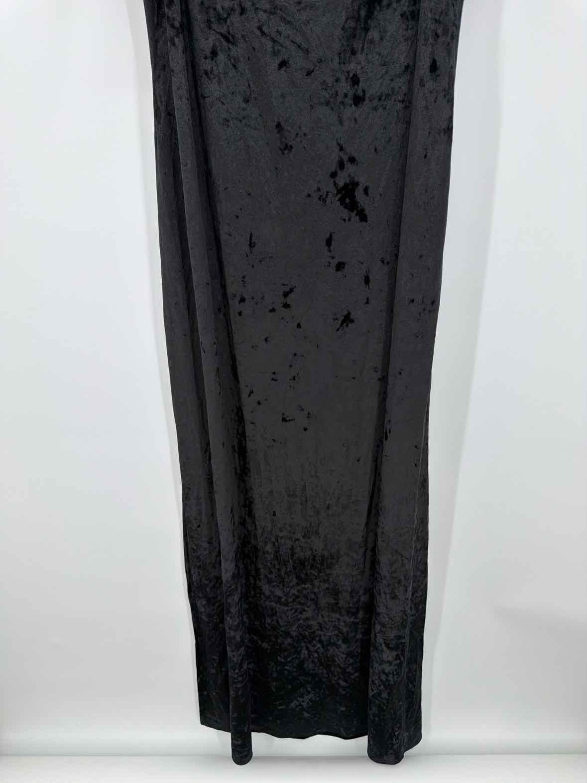 Pre-Owned SukiSo Black Size 1X Velvet Long Sleeveless Dress | True Fashionistas.