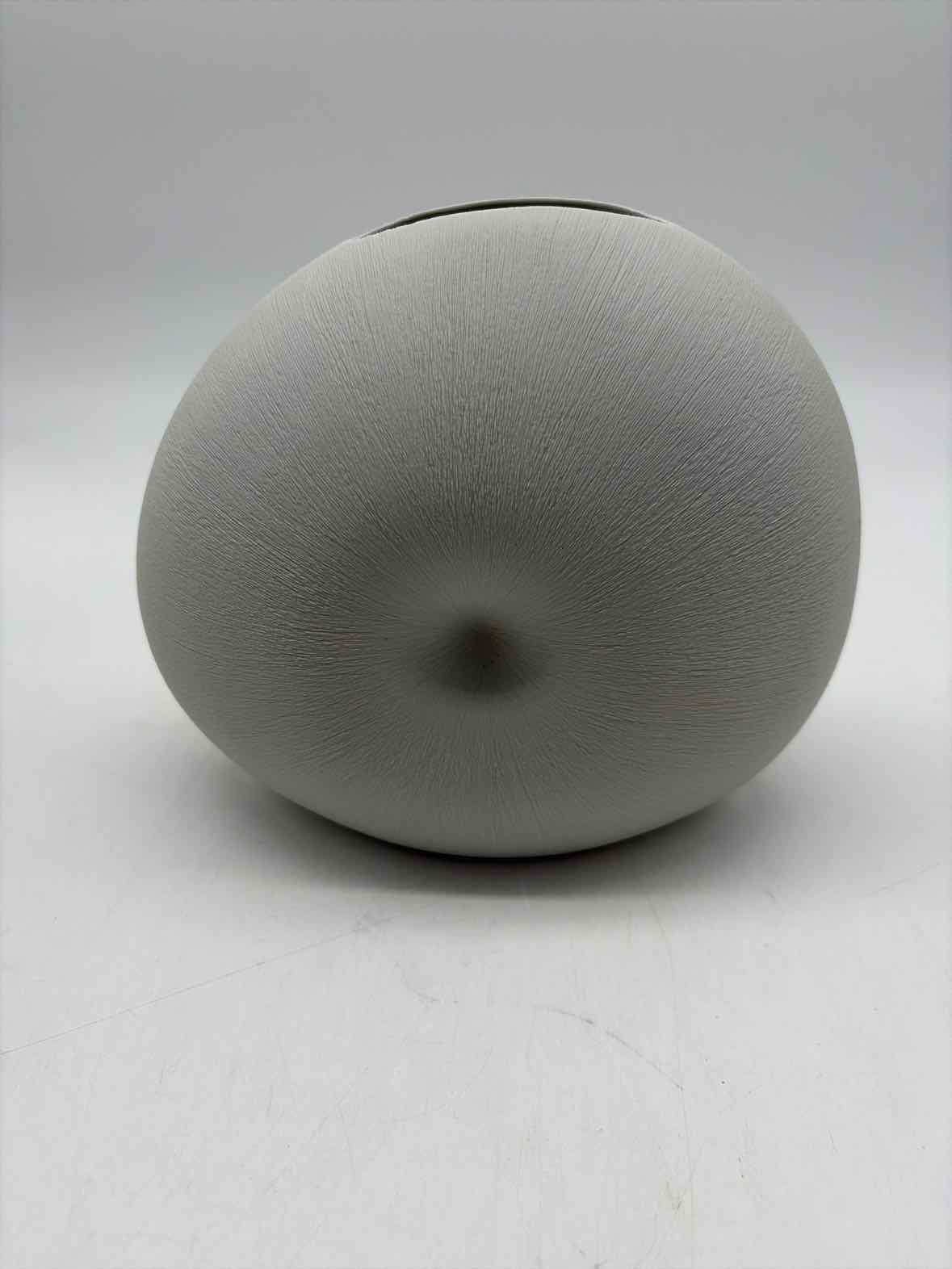 Beige Shell Vase | True Fashionistas.