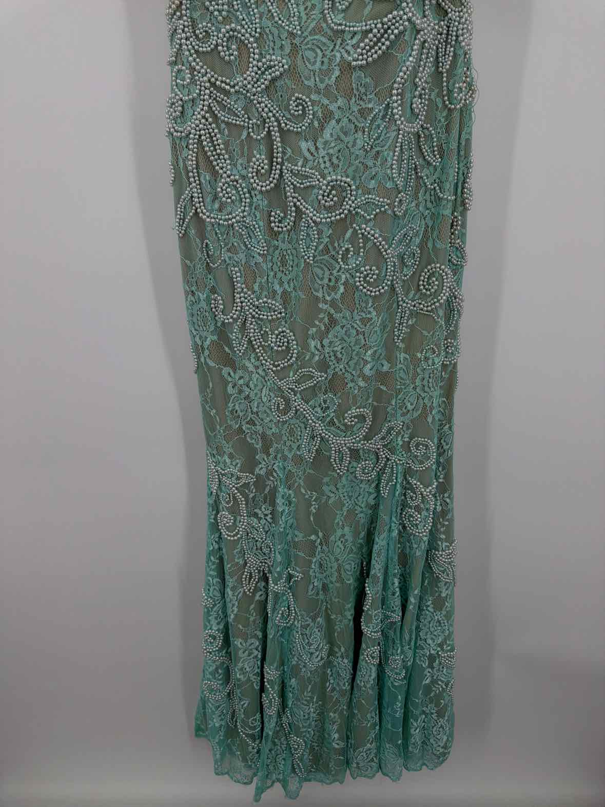 Pre-Owned La Femme Blue Size 6 Ball Long Evening Gown | True Fashionistas.