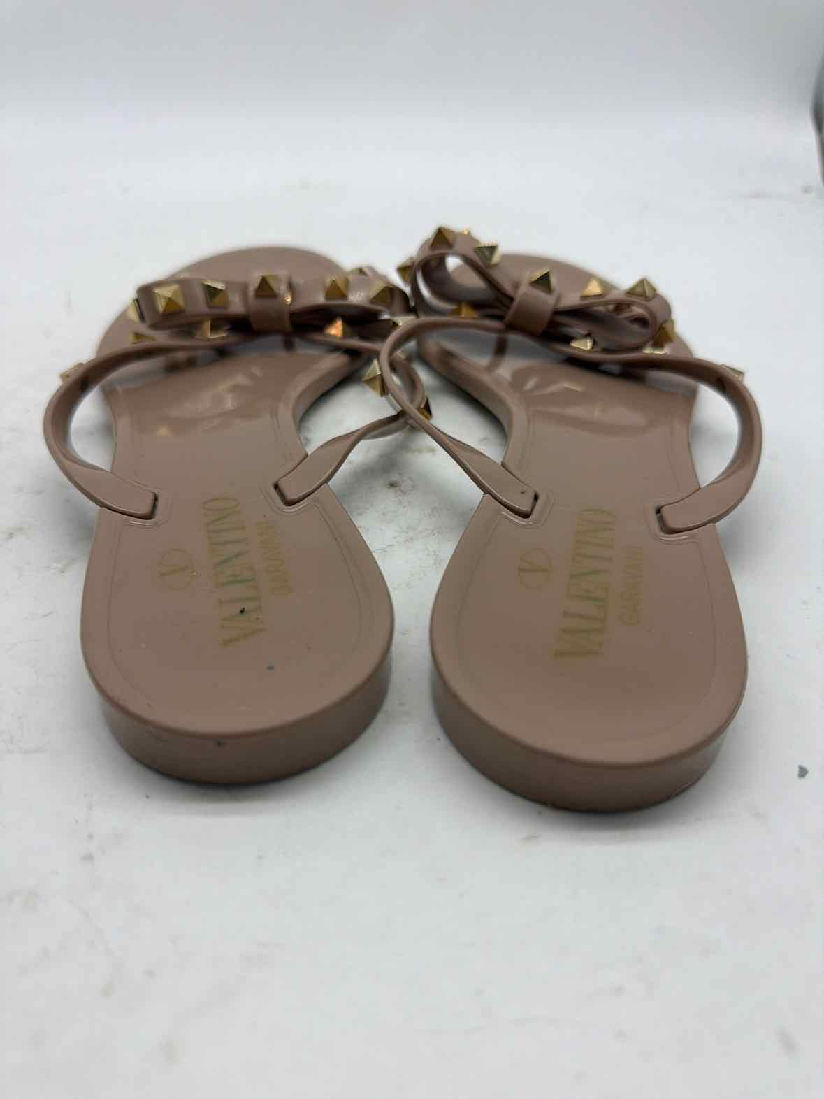 Pre-Owned Valentino Tan Size 10 Jelly Thong Sandals | True Fashionistas.