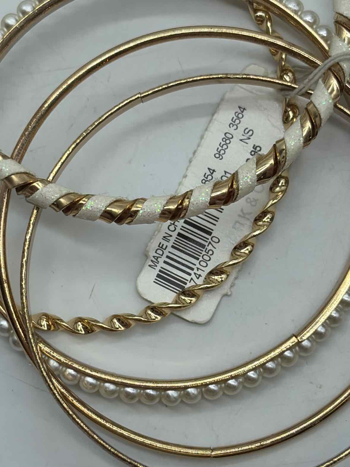 Pre-Owned New York & Co Gold and White Set of 5 Bangle Bracelet | True Fashionistas.