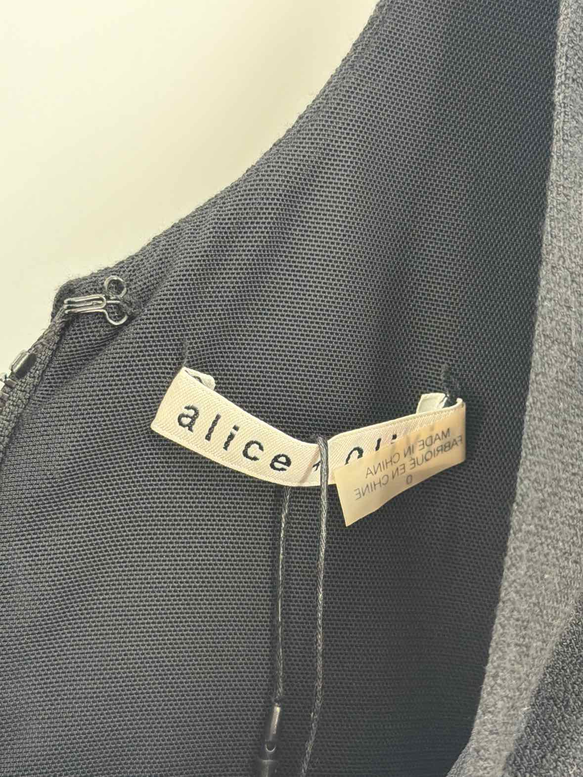 Pre-Owned Alice + Olivia Black Size 0 Short Long Sleeve Dress | True Fashionistas.