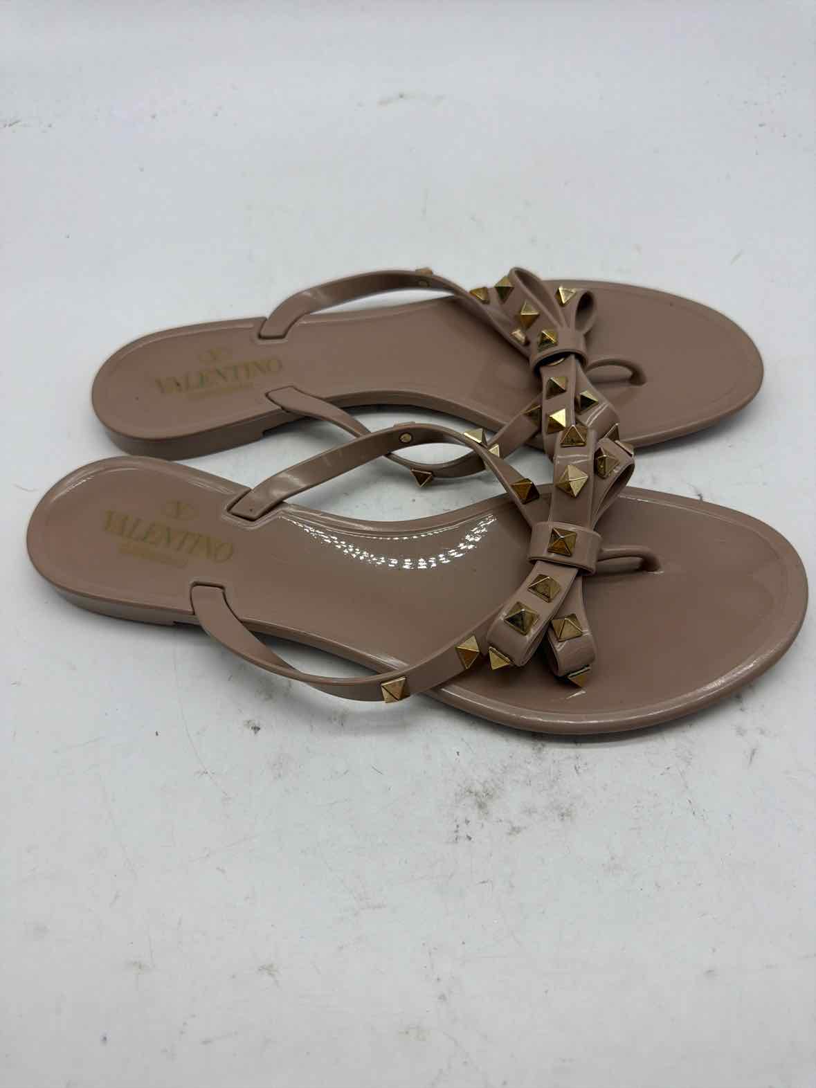 Pre-Owned Valentino Tan Size 10 Jelly Thong Sandals | True Fashionistas.