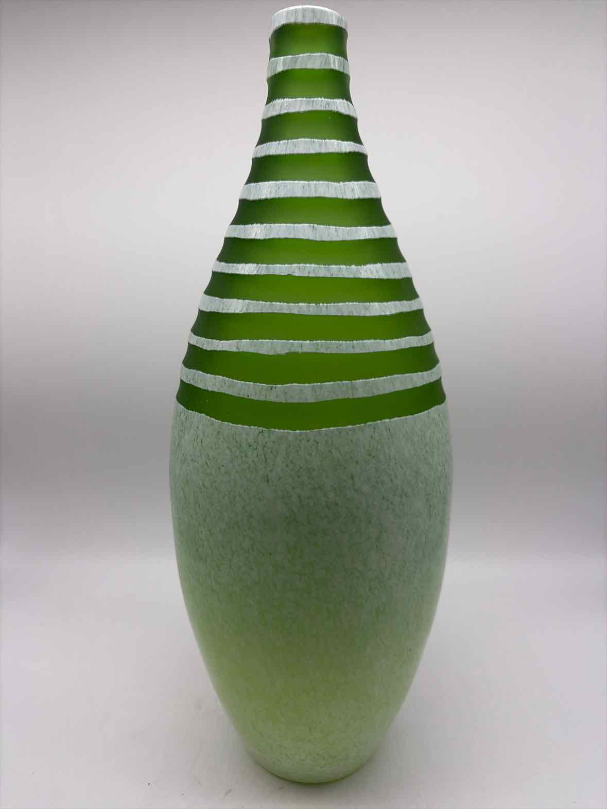 Pre-Owned Green Etched Glass Vase | True Fashionistas.