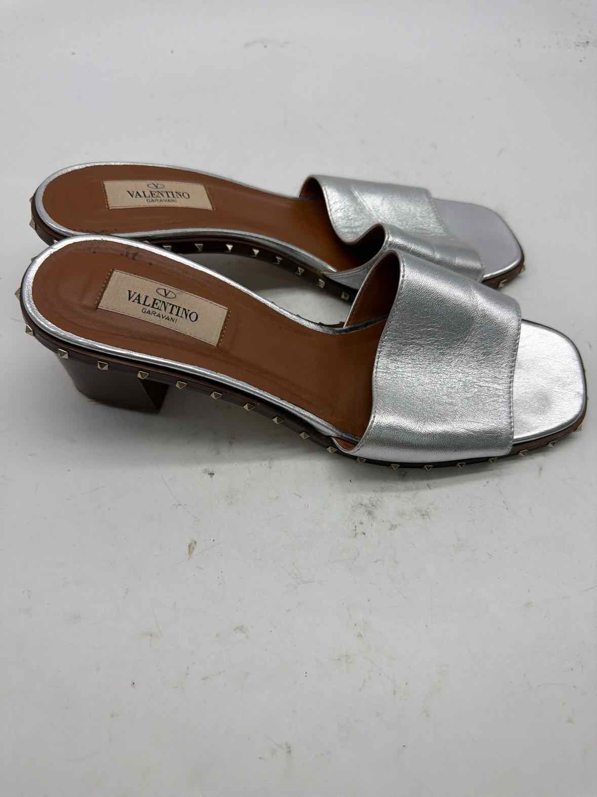 Pre-Owned Valentino Silver Size 9 Mule Heels | True Fashionistas.