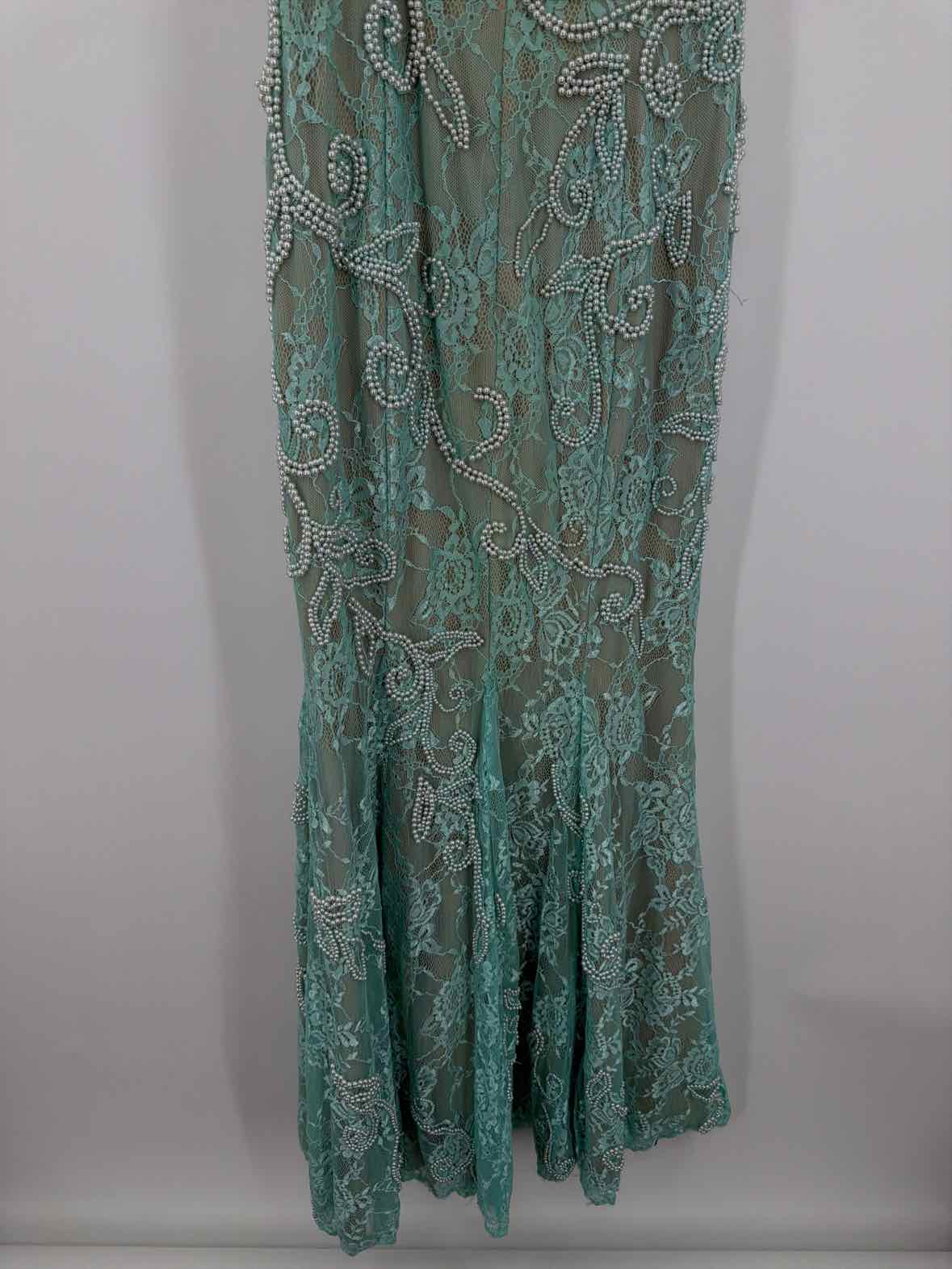Pre-Owned La Femme Blue Size 6 Ball Long Evening Gown | True Fashionistas.