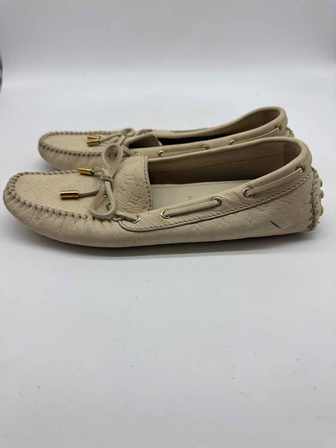 Pre-Owned Louis Vuitton Ivory Size 38.5 drivers Flats | True Fashionistas.