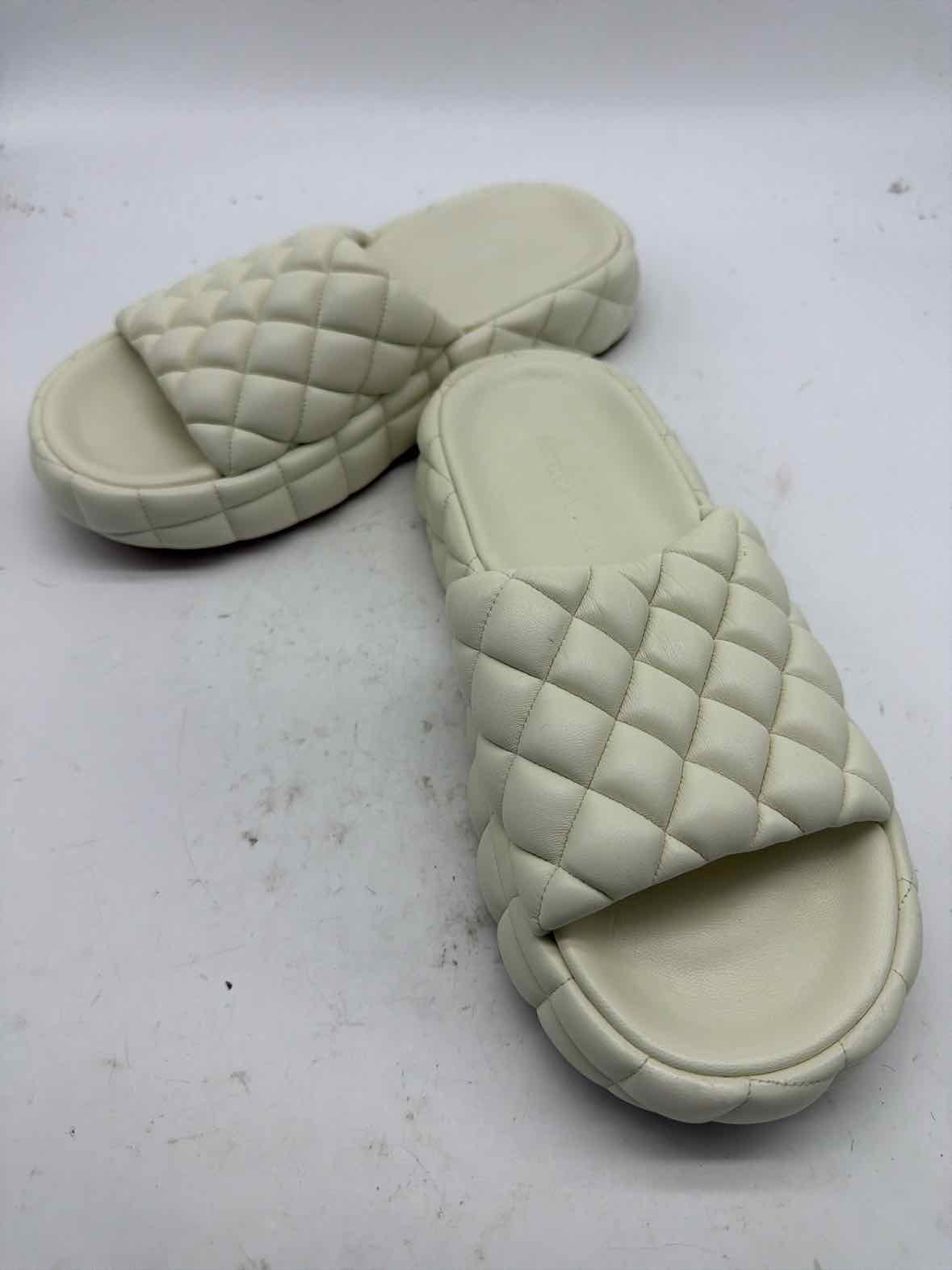 Pre-Owned Bottega Veneta White Size 8 Mule Sandals | True Fashionistas.
