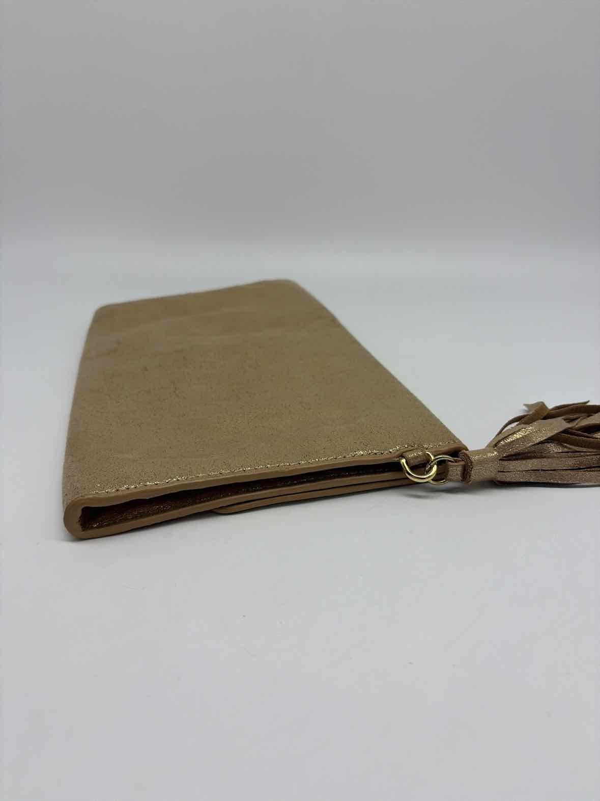 Pre-Owned Lilly Pulitzer Gold Clutch Clutch | True Fashionistas.