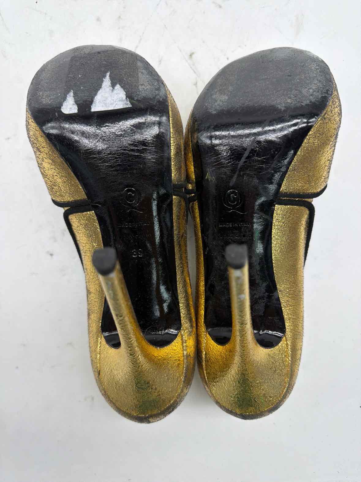 Pre-Owned Alexander McQueen Gold Size 9 Peep Toe Heels | True Fashionistas.