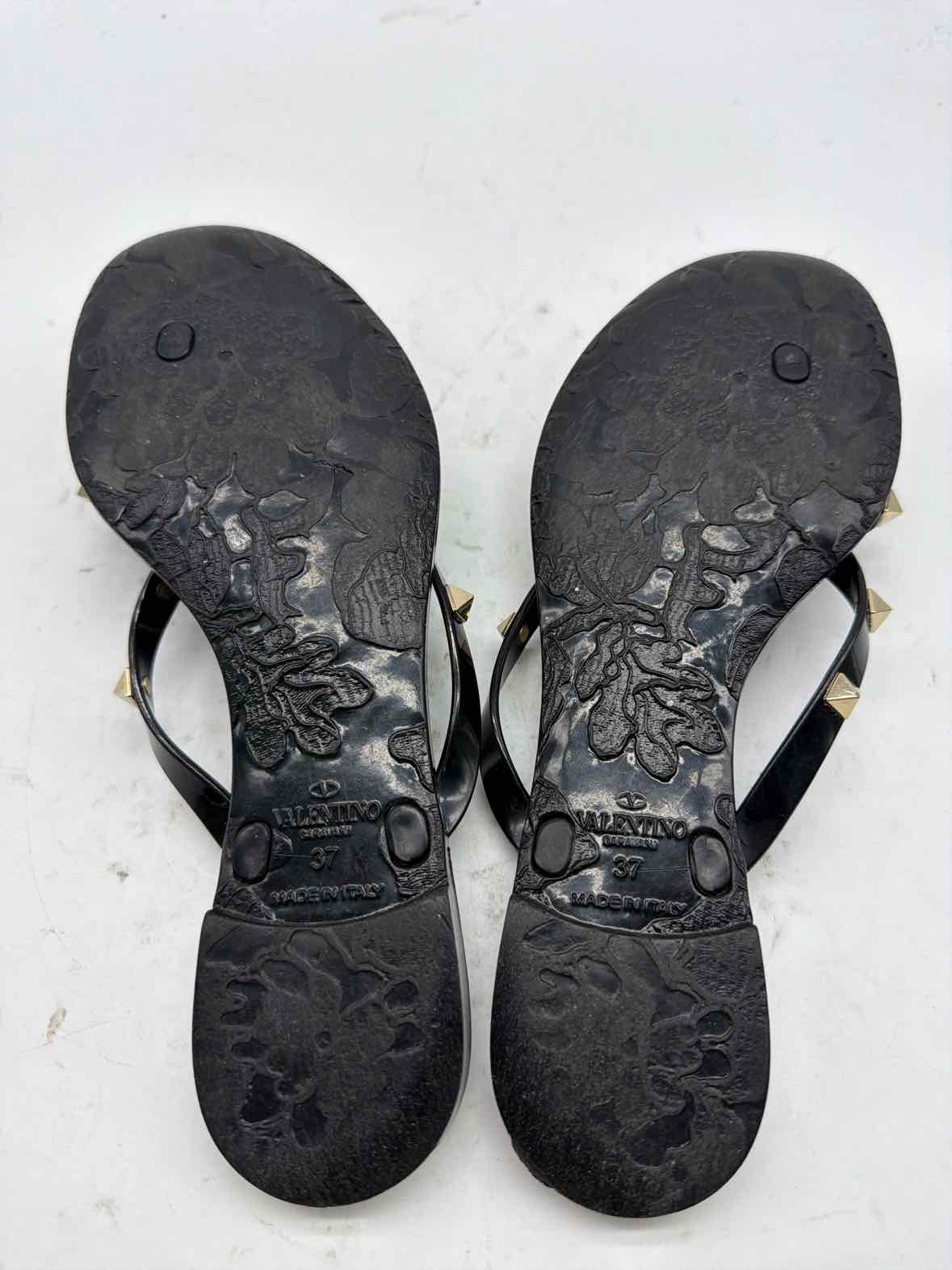Pre-Owned Valentino Black Size 37 Jelly Thong Sandals | True Fashionistas.
