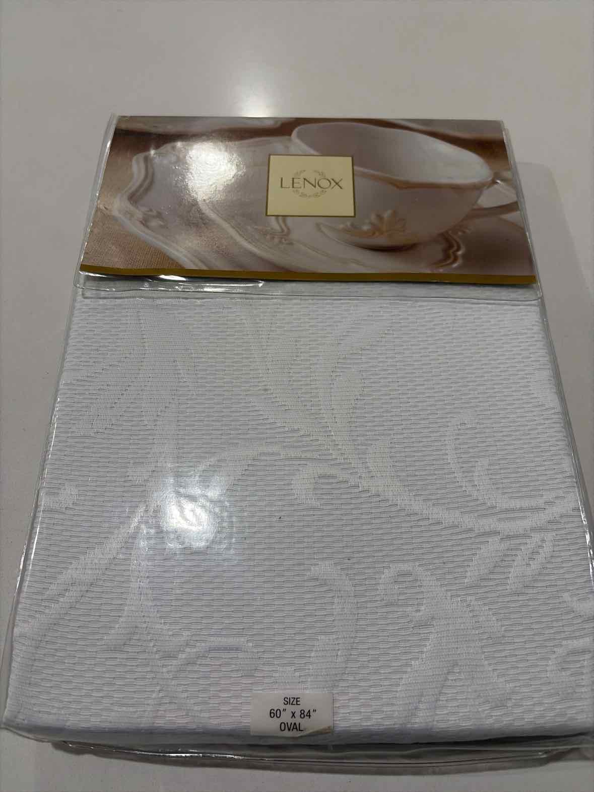 Lenox White Damask Tablecloth | True Fashionistas.