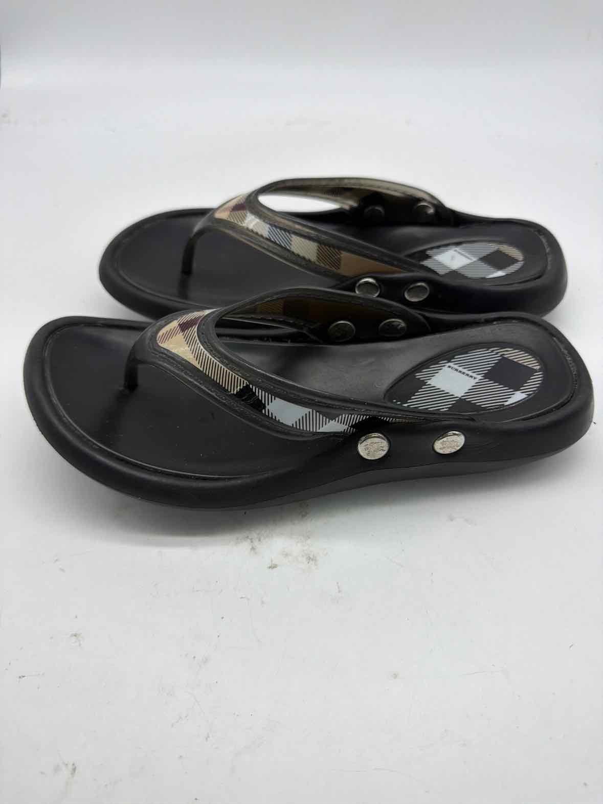Pre-Owned Burberry Black Size 7 Thong Sandals | True Fashionistas.