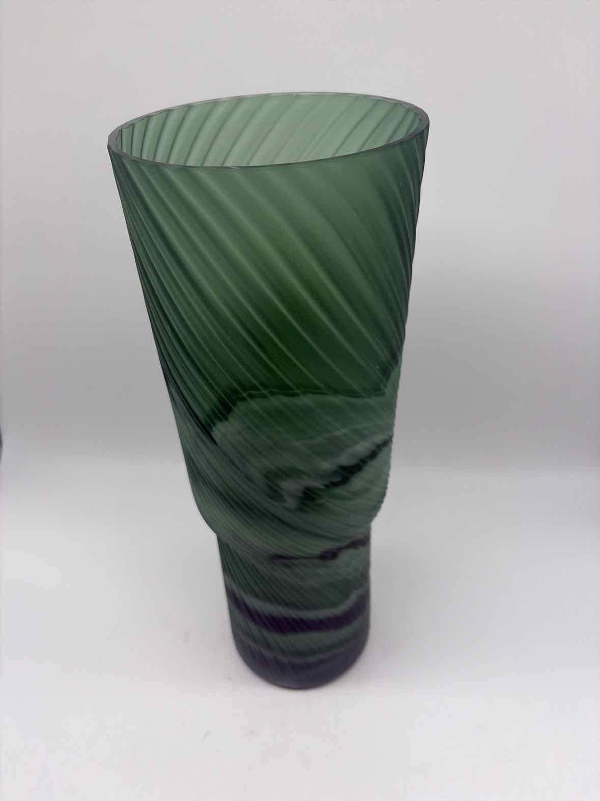 Green Swirl Vase | True Fashionistas.